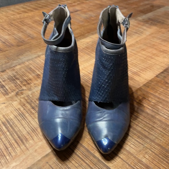 ABS By Allen Schwartz super-unique navy booties - Picture 2 of 9